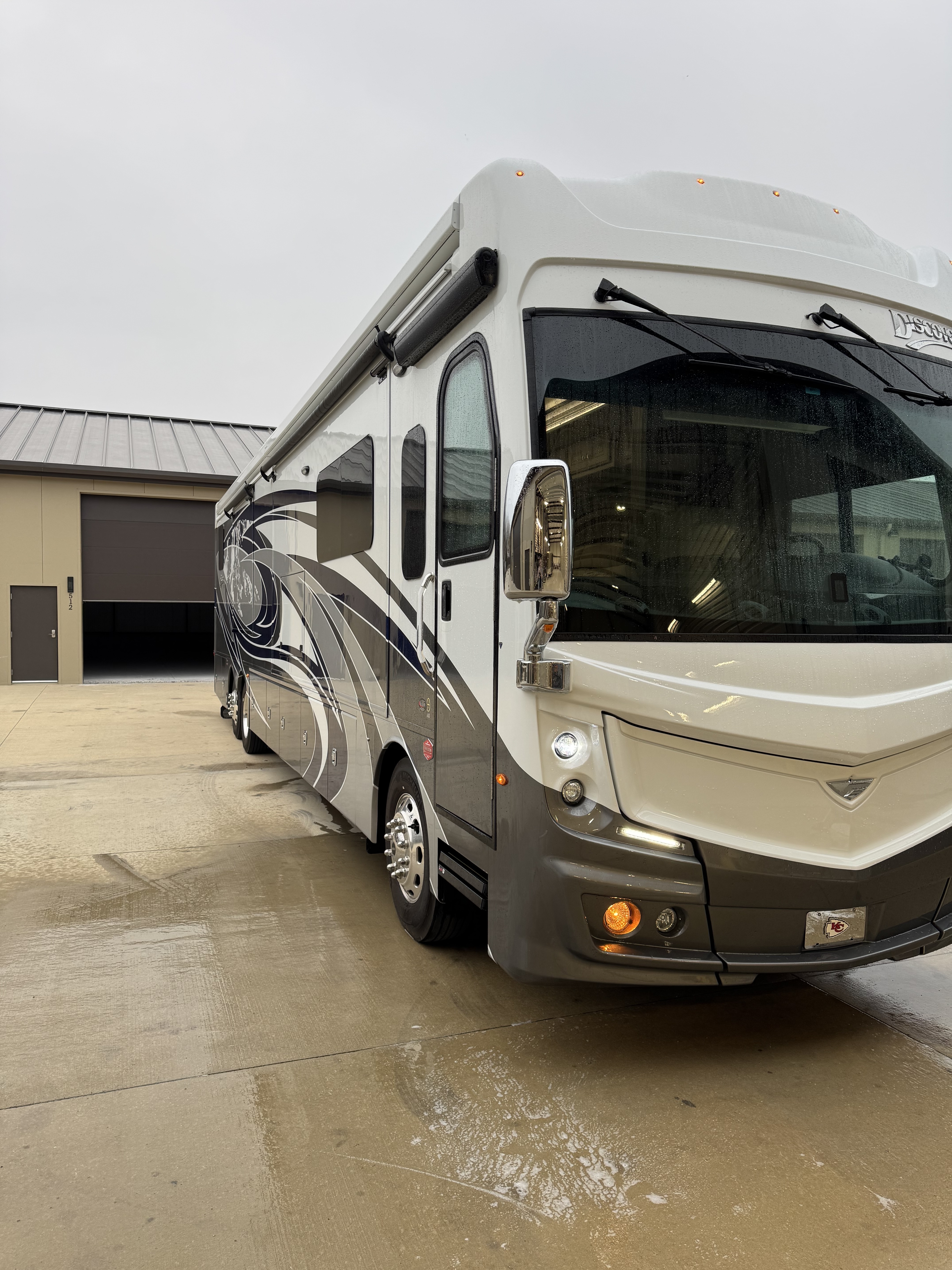 2022 Fleetwood Discovery Lxe 44S in lenexa KS