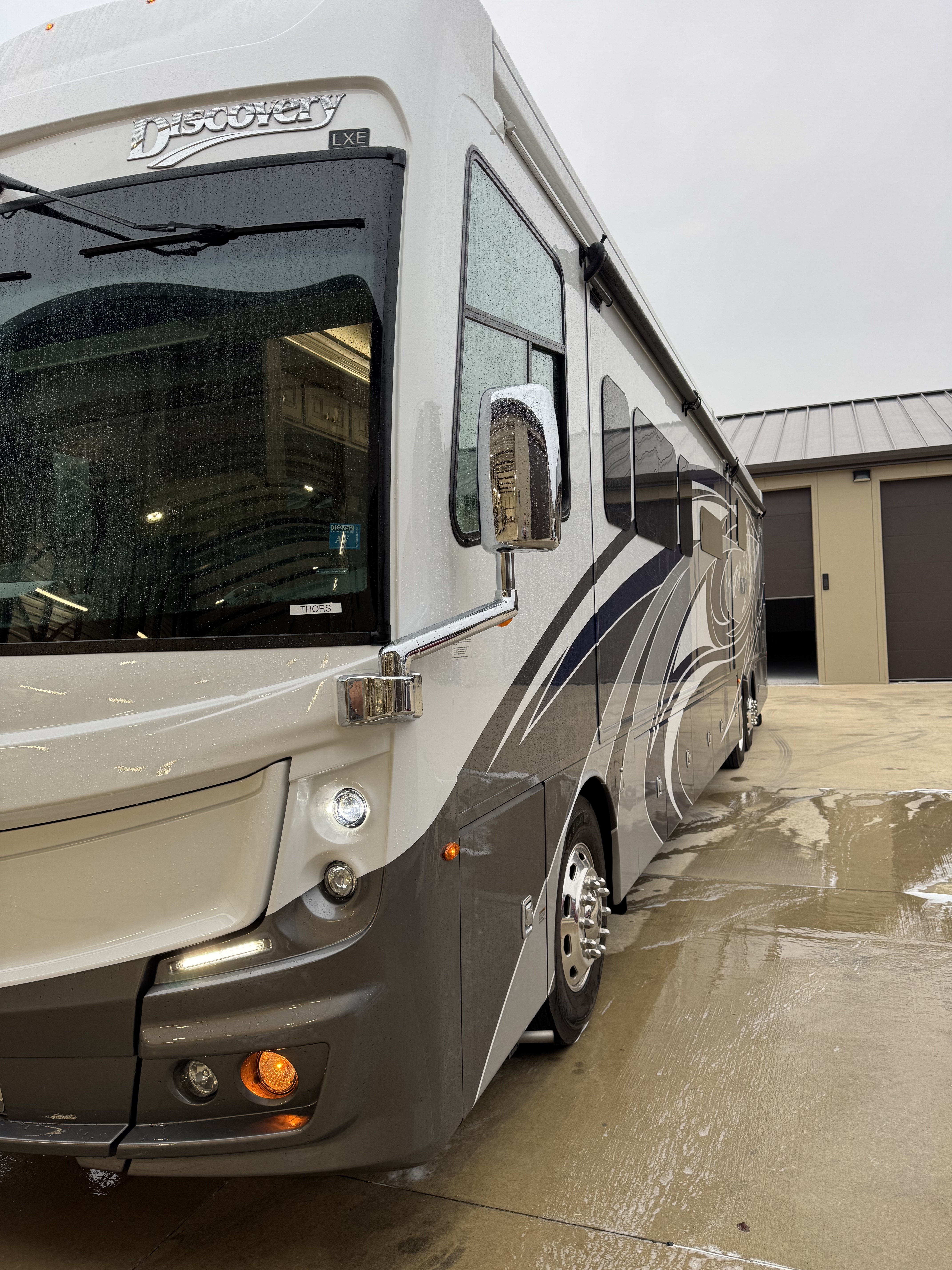 2022 Fleetwood Discovery Lxe 44S in lenexa KS