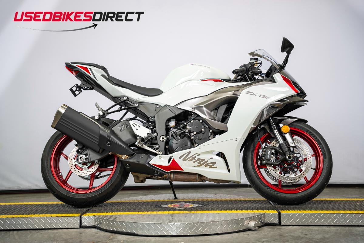 2003 Kawasaki Ninja ZX-6R 636 Silver Profile On Purple Floor