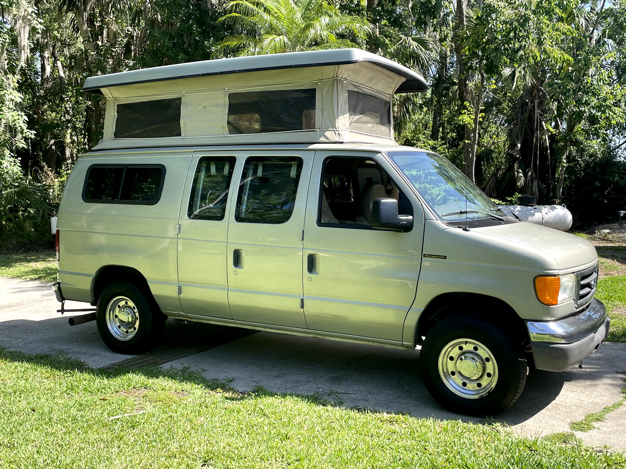 フォードE350 ・1995年式・キャンピングカー・ガソリンエンジン・7人乗り フォードE350 ・1995年式・キャンピングカー・ガソリンエンジン