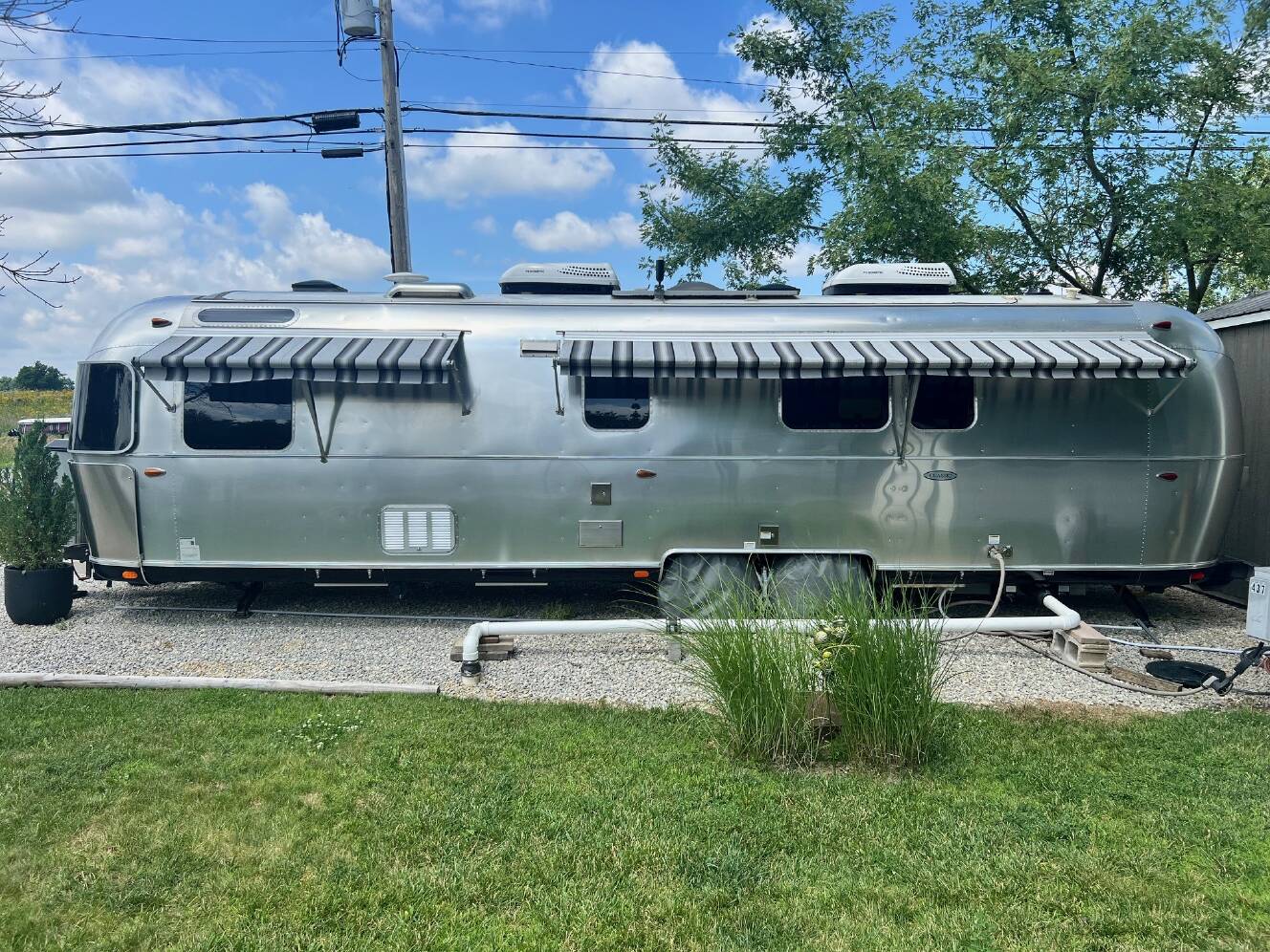 A photo of this 2018 Airstream Classic 33FBQ