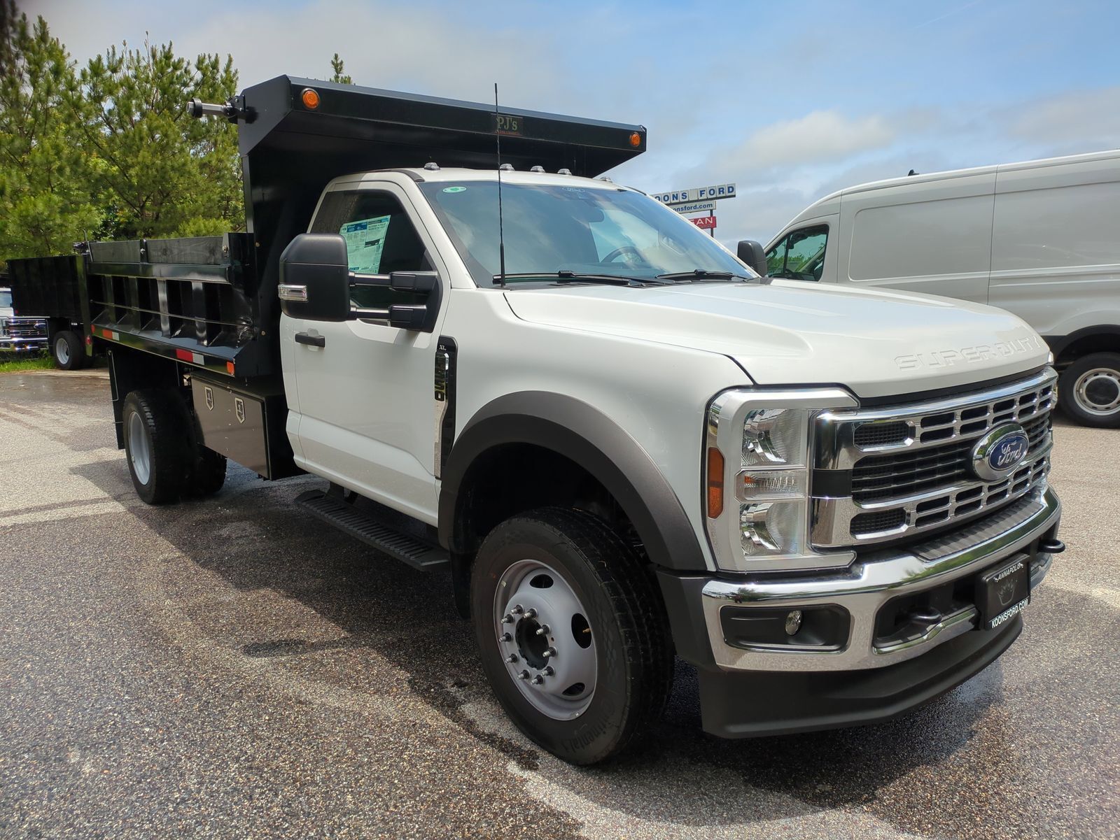 2025 Ford F-550 photo 3