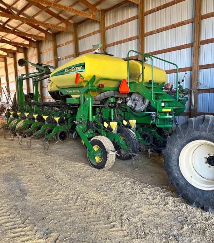 2005 JOHN DEERE 1770NT in Lowden, IA