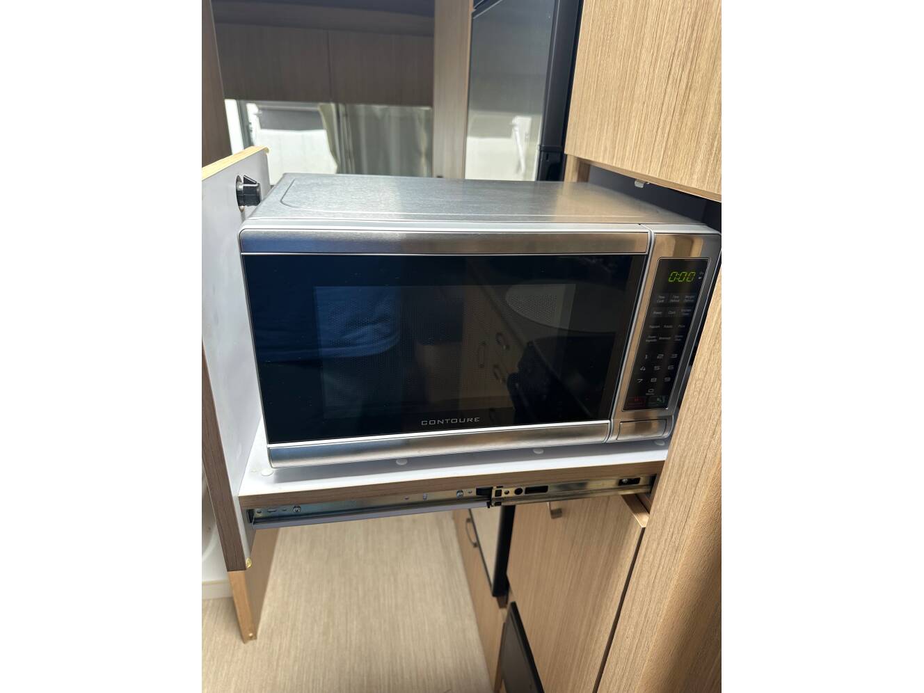 A photo of this 2018 Airstream Flying Cloud 26RB QUEEN