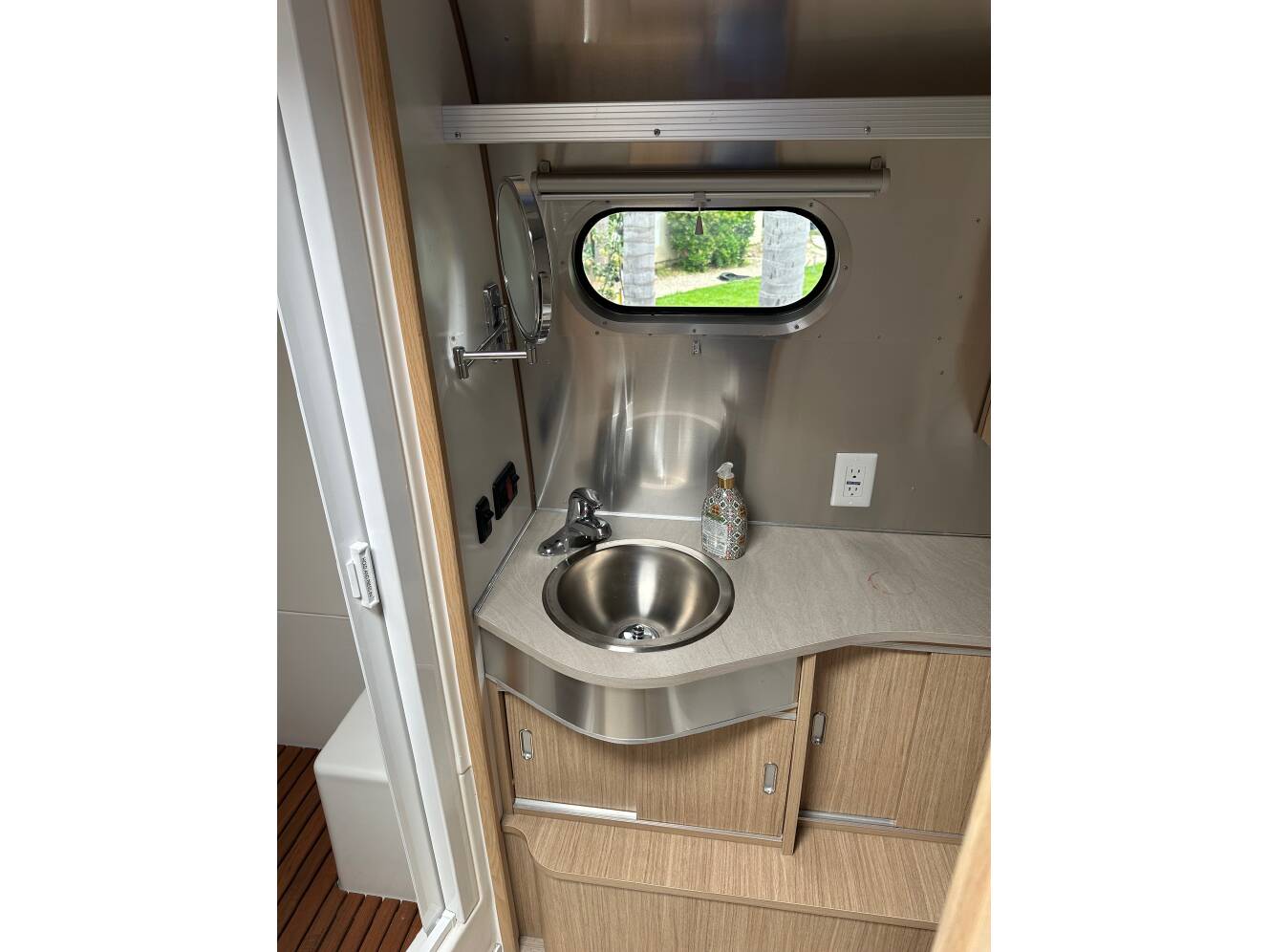 A photo of this 2018 Airstream Flying Cloud 26RB QUEEN