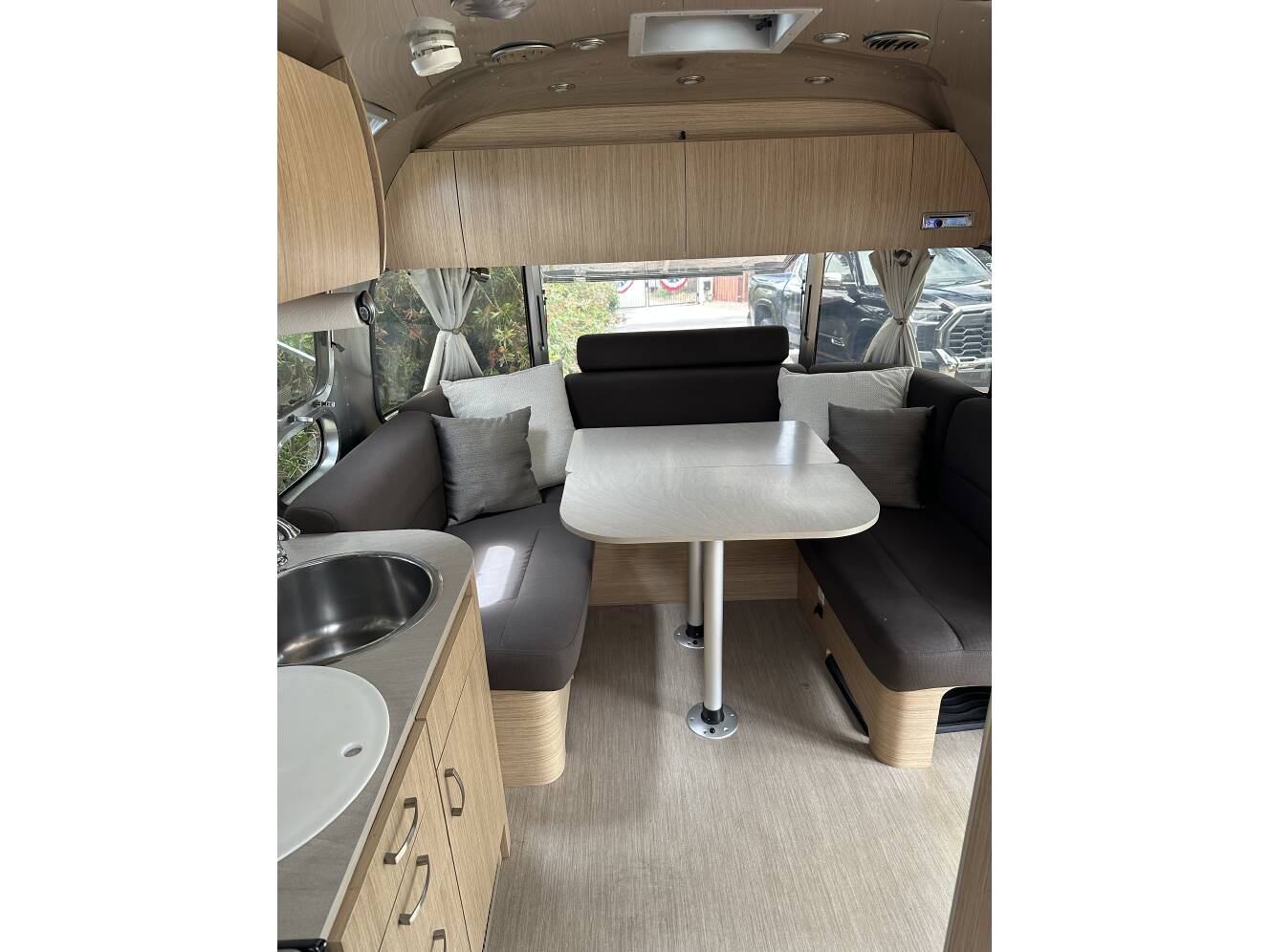 A photo of this 2018 Airstream Flying Cloud 26RB QUEEN