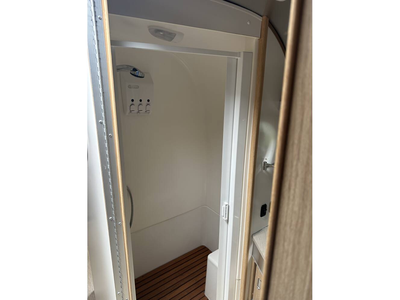 A photo of this 2018 Airstream Flying Cloud 26RB QUEEN