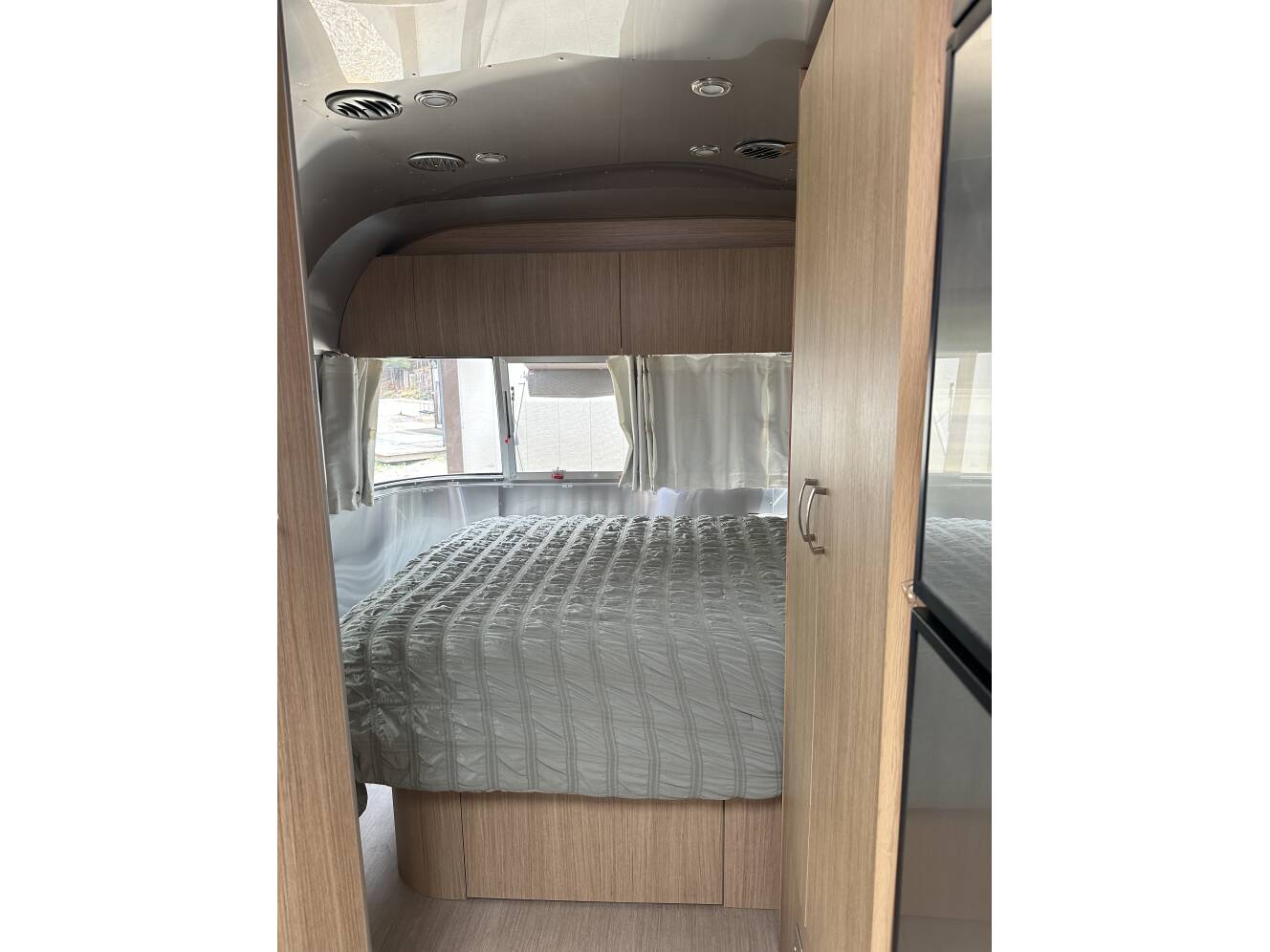 A photo of this 2018 Airstream Flying Cloud 26RB QUEEN
