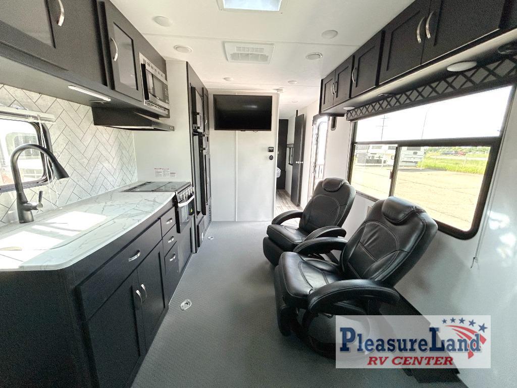 2022 Coachmen RV adrenaline 27lt