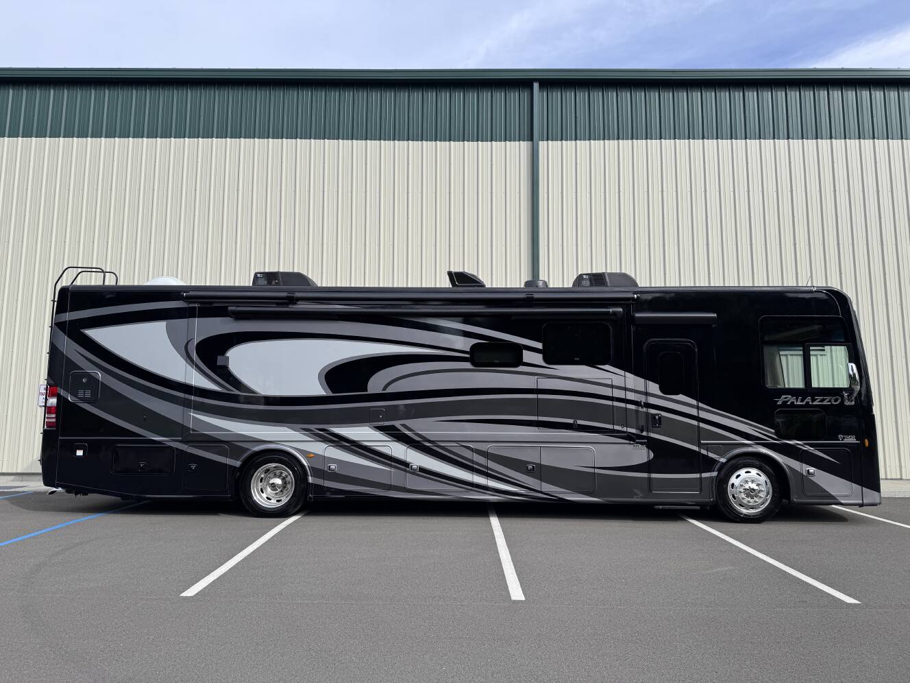 A photo of this 2022 Thor Motor Coach PALAZZO 37.5
