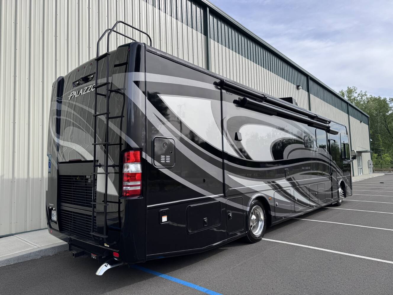 A photo of this 2022 Thor Motor Coach PALAZZO 37.5