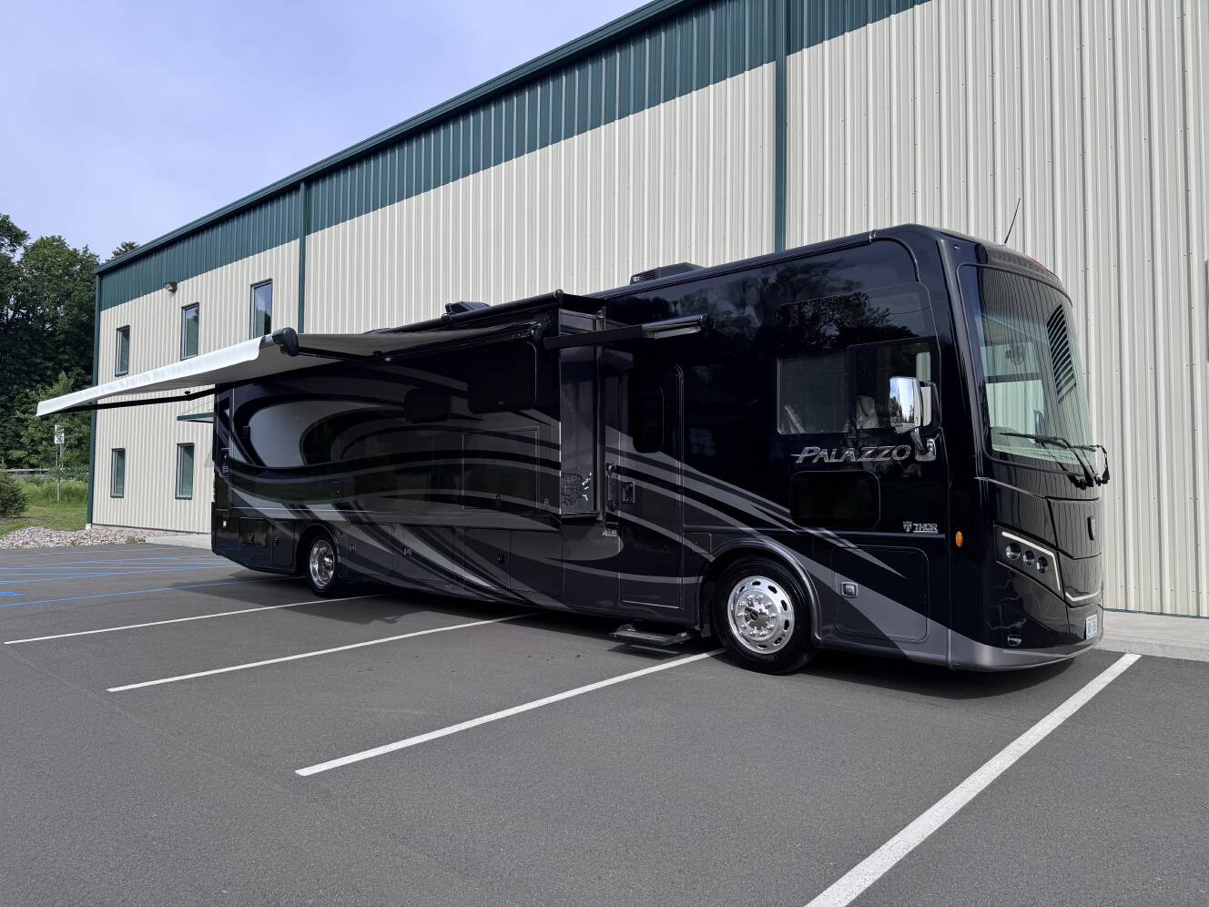 A photo of this 2022 Thor Motor Coach PALAZZO 37.5