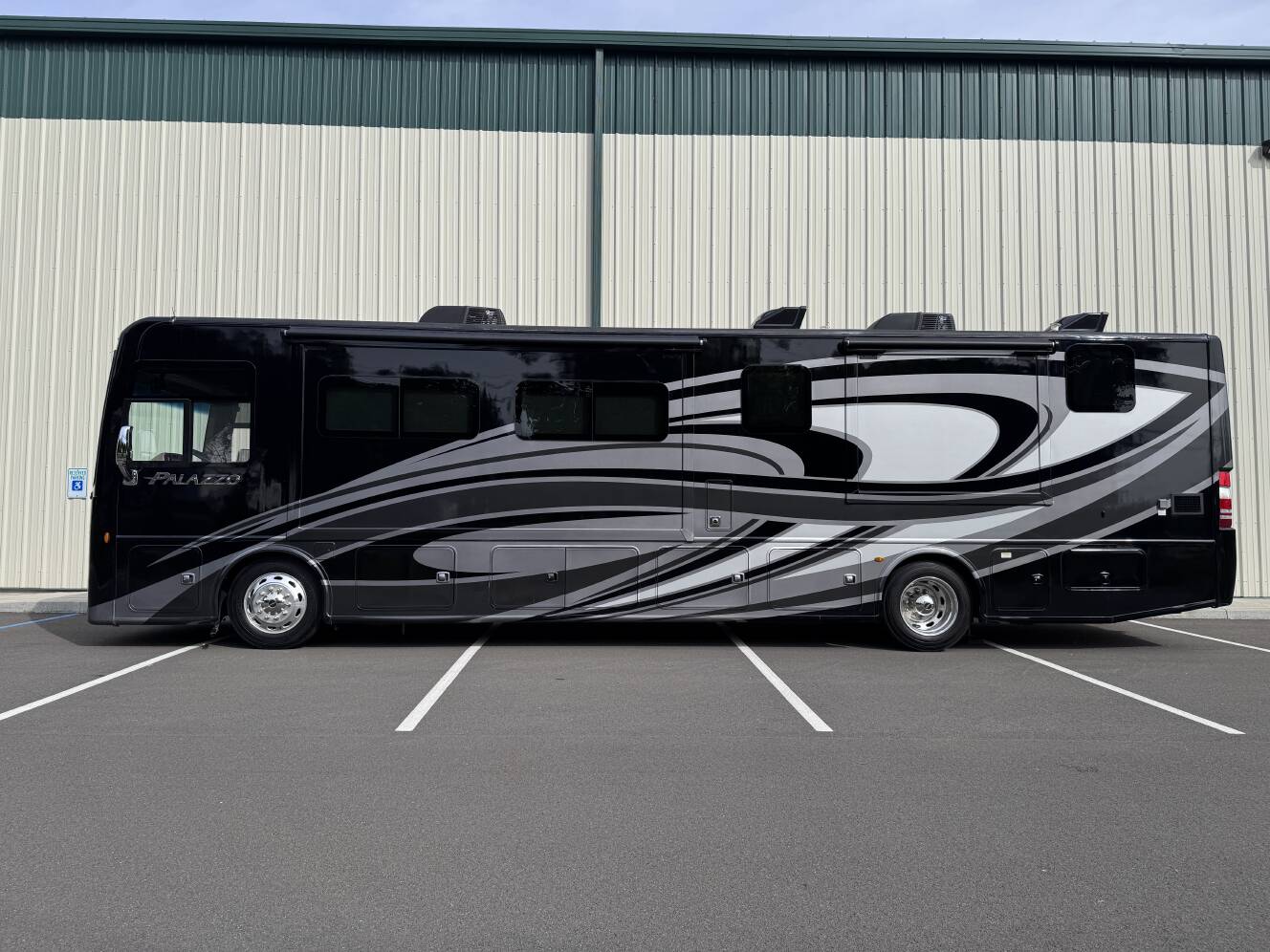 A photo of this 2022 Thor Motor Coach PALAZZO 37.5