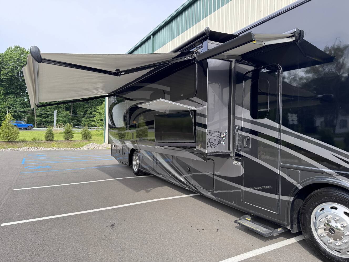 A photo of this 2022 Thor Motor Coach PALAZZO 37.5