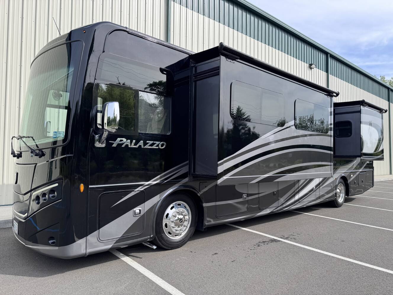 A photo of this 2022 Thor Motor Coach PALAZZO 37.5