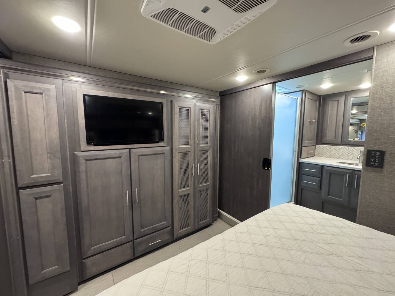 A photo of this 2022 Thor Motor Coach PALAZZO 37.5