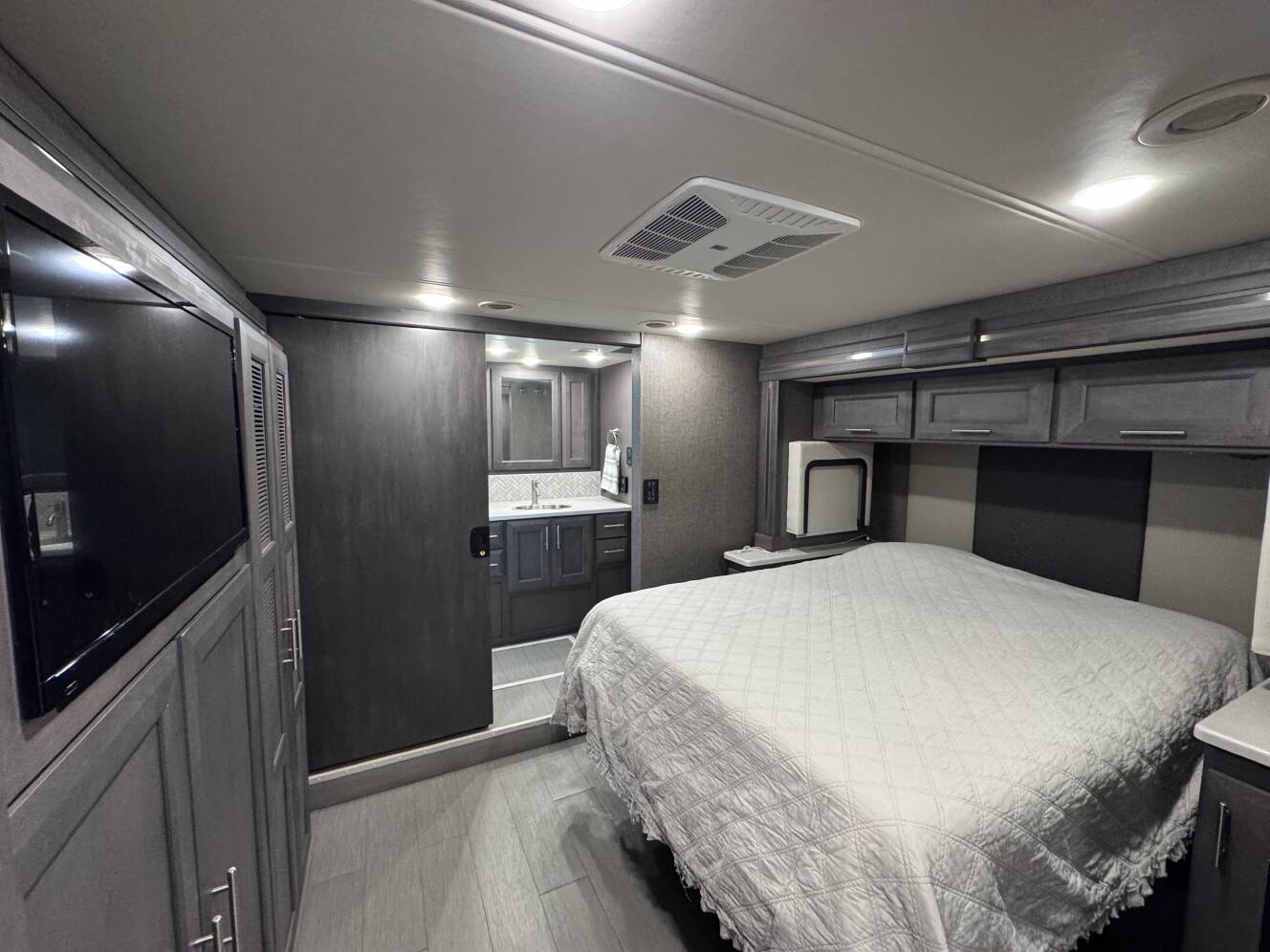 A photo of this 2022 Thor Motor Coach PALAZZO 37.5