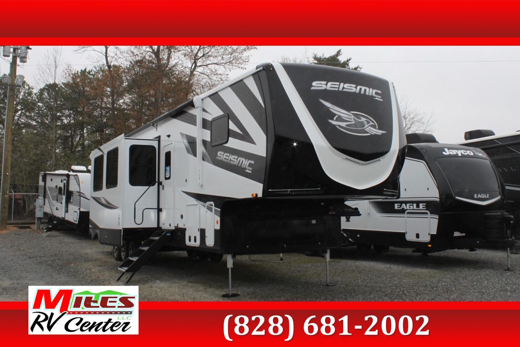 Jayco Toy Haulers Sleeps 10 For Sale Near 50436 - RV Trader