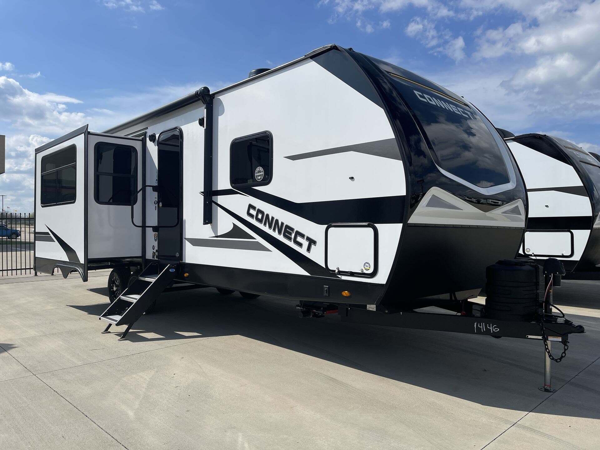 New 2024 KZ Venom V3916TK Toy Hauler Fifth Wheel at Travers