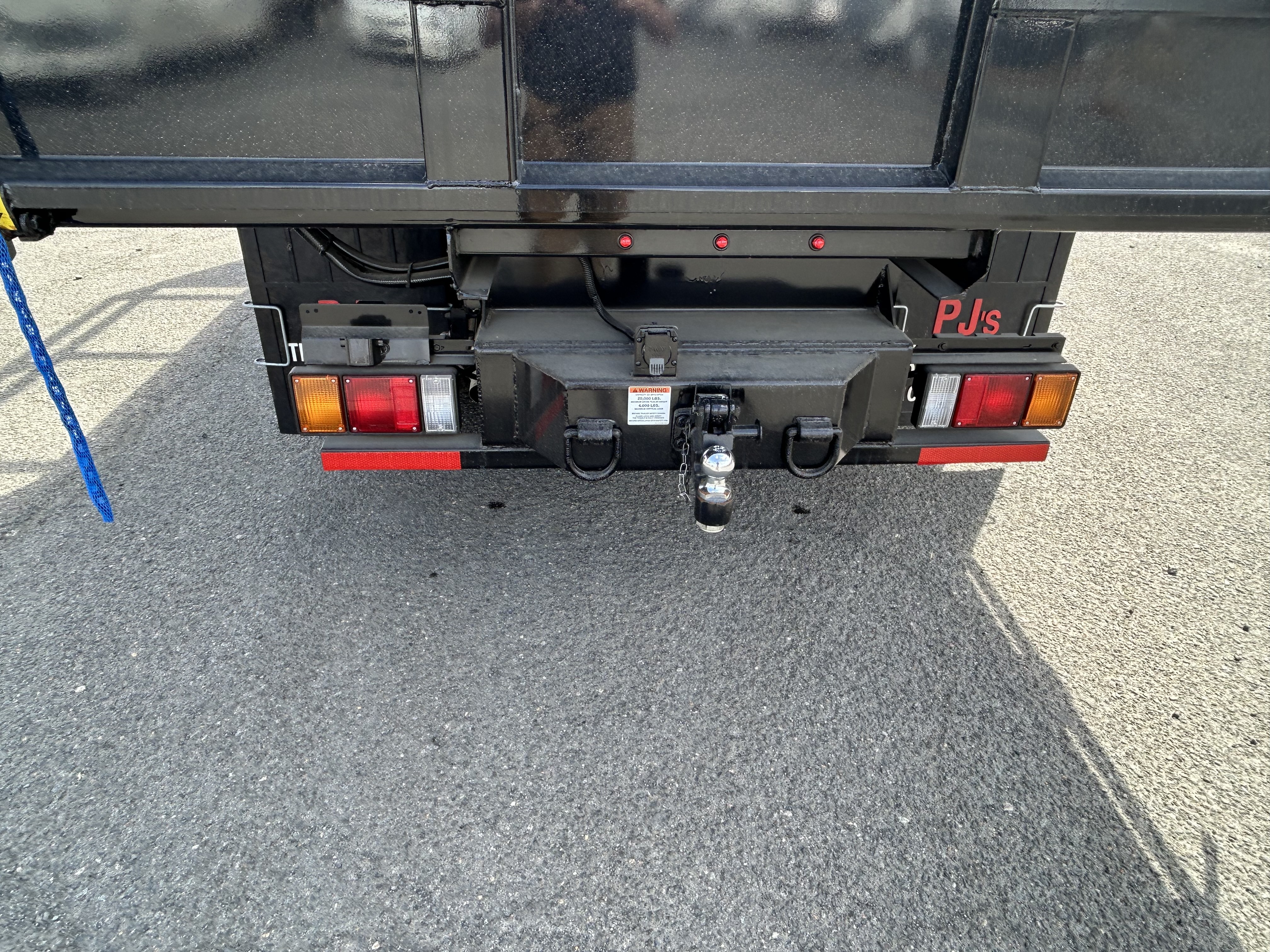 2025 Isuzu NQR photo 3