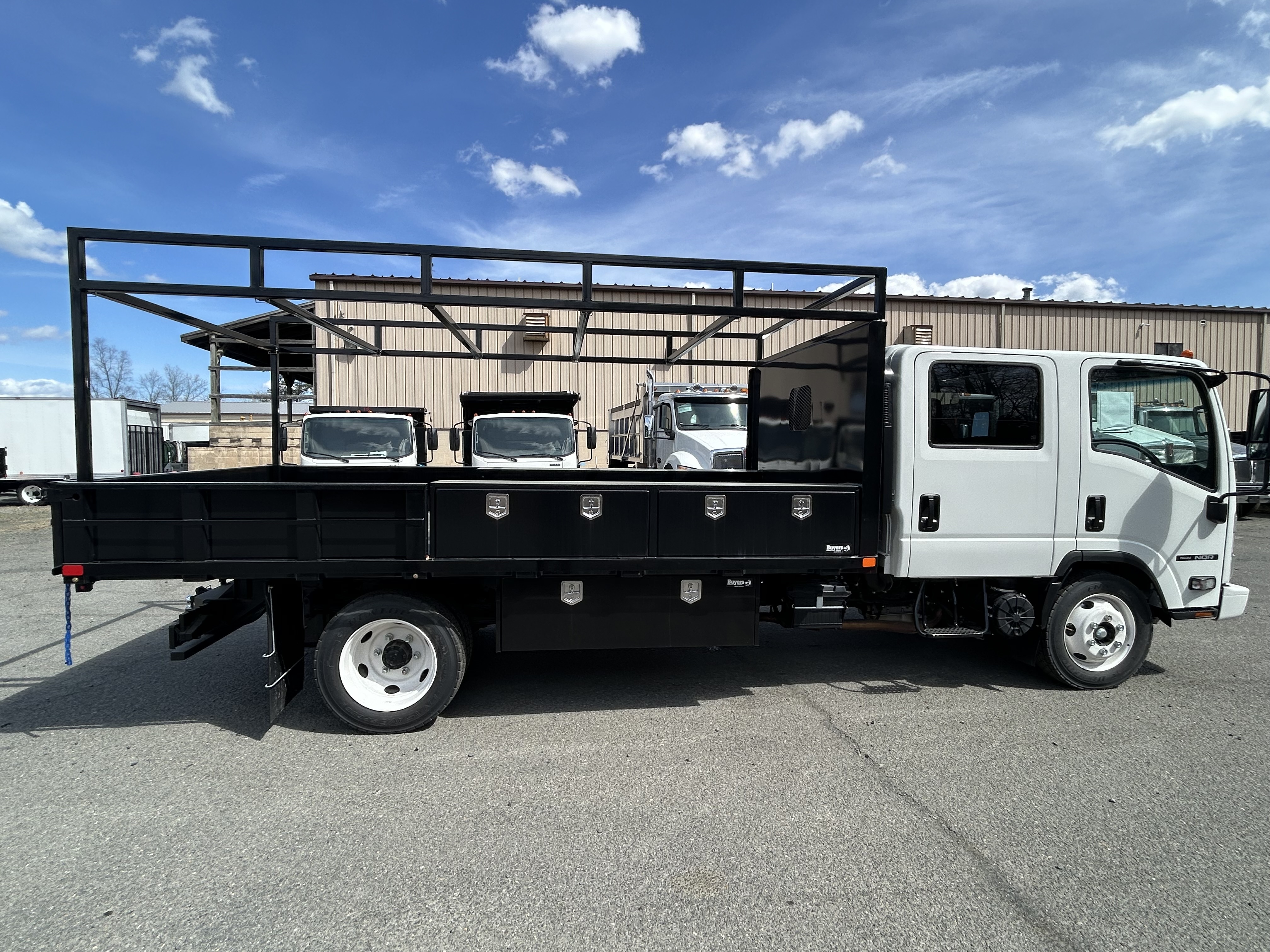 2025 Isuzu NQR photo 4