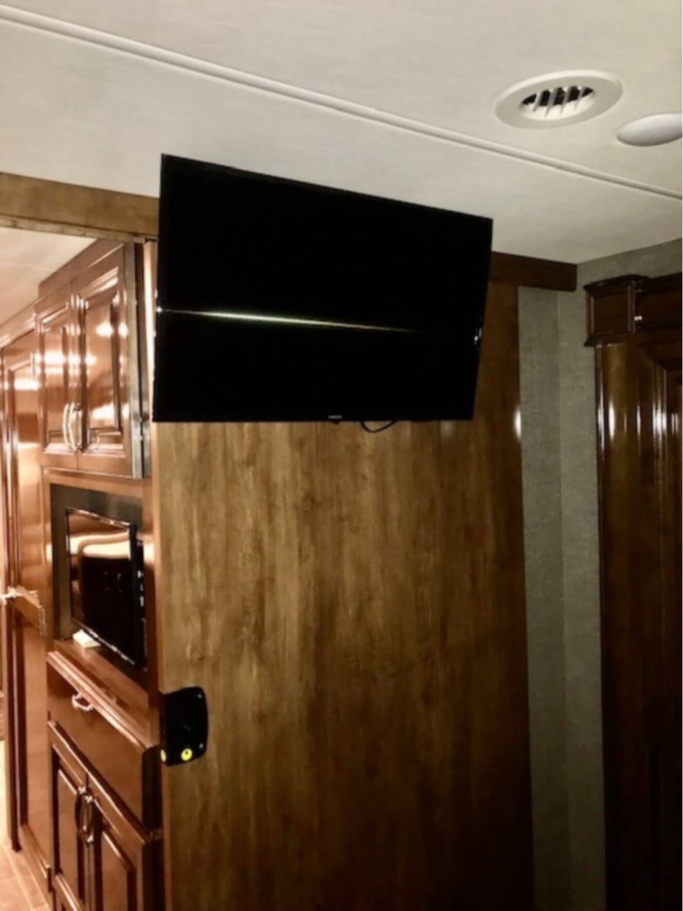 A photo of this 2020 Thor Motor Coach Palazzo 33 5