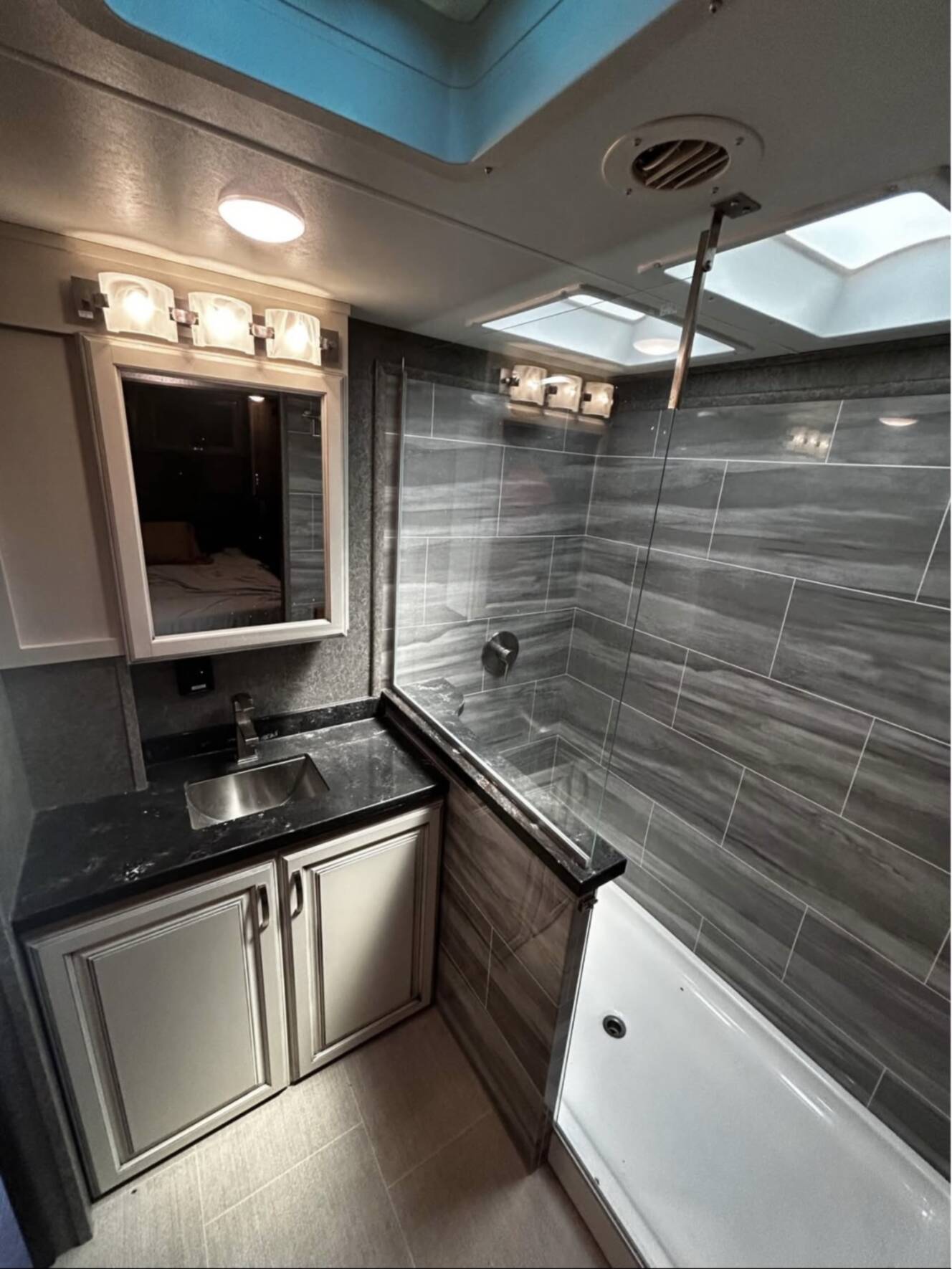 A photo of this 2019 Jayco SEISMIC 4125