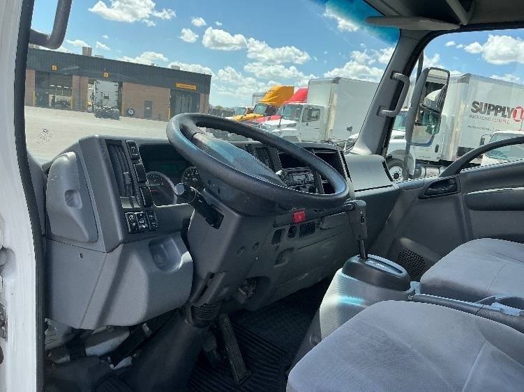 2016 Isuzu NPR photo 13