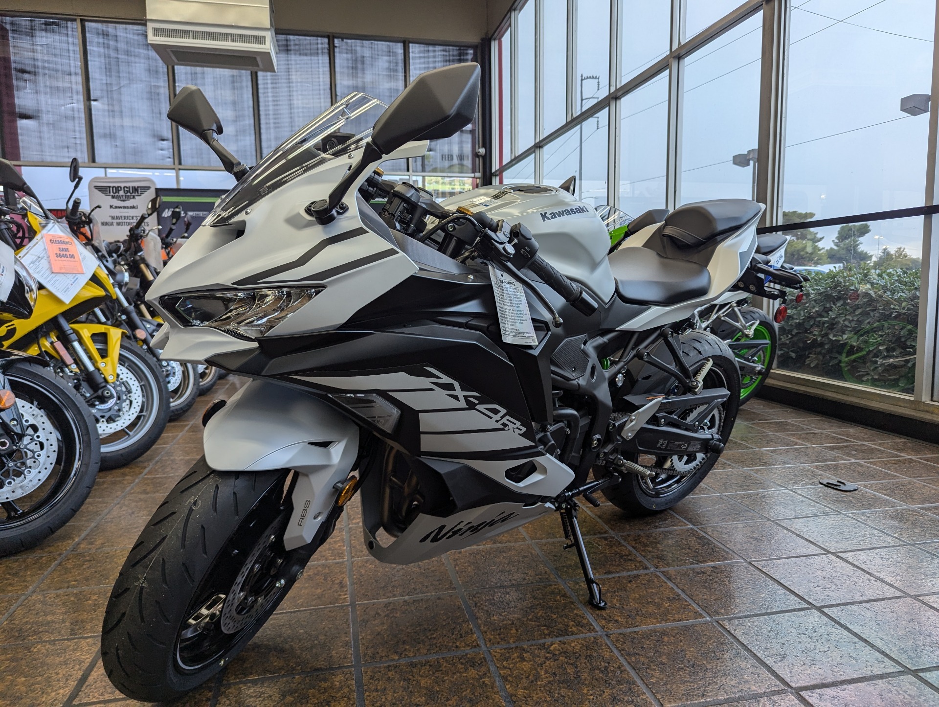 カサブランカ New 2025 Kawasaki Ninja ZX-4RR ABS, Hazard KY | Specs, Price