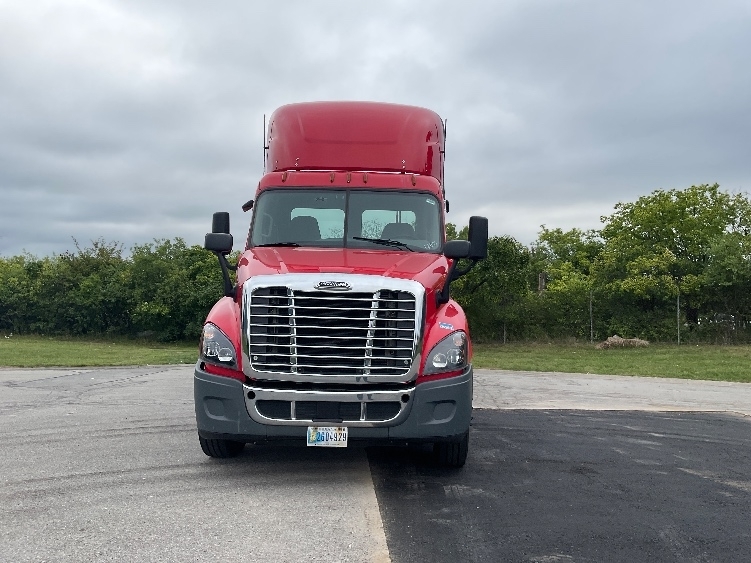 2018 Freightliner Cascadia 125" Sleeper Cab photo 2