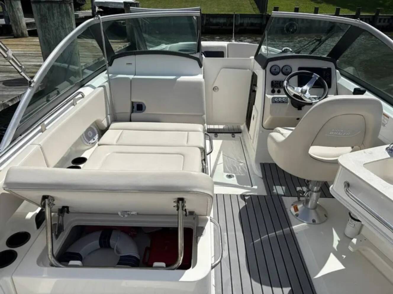 A photo of this 2017 Boston Whaler 230 VANTAGE