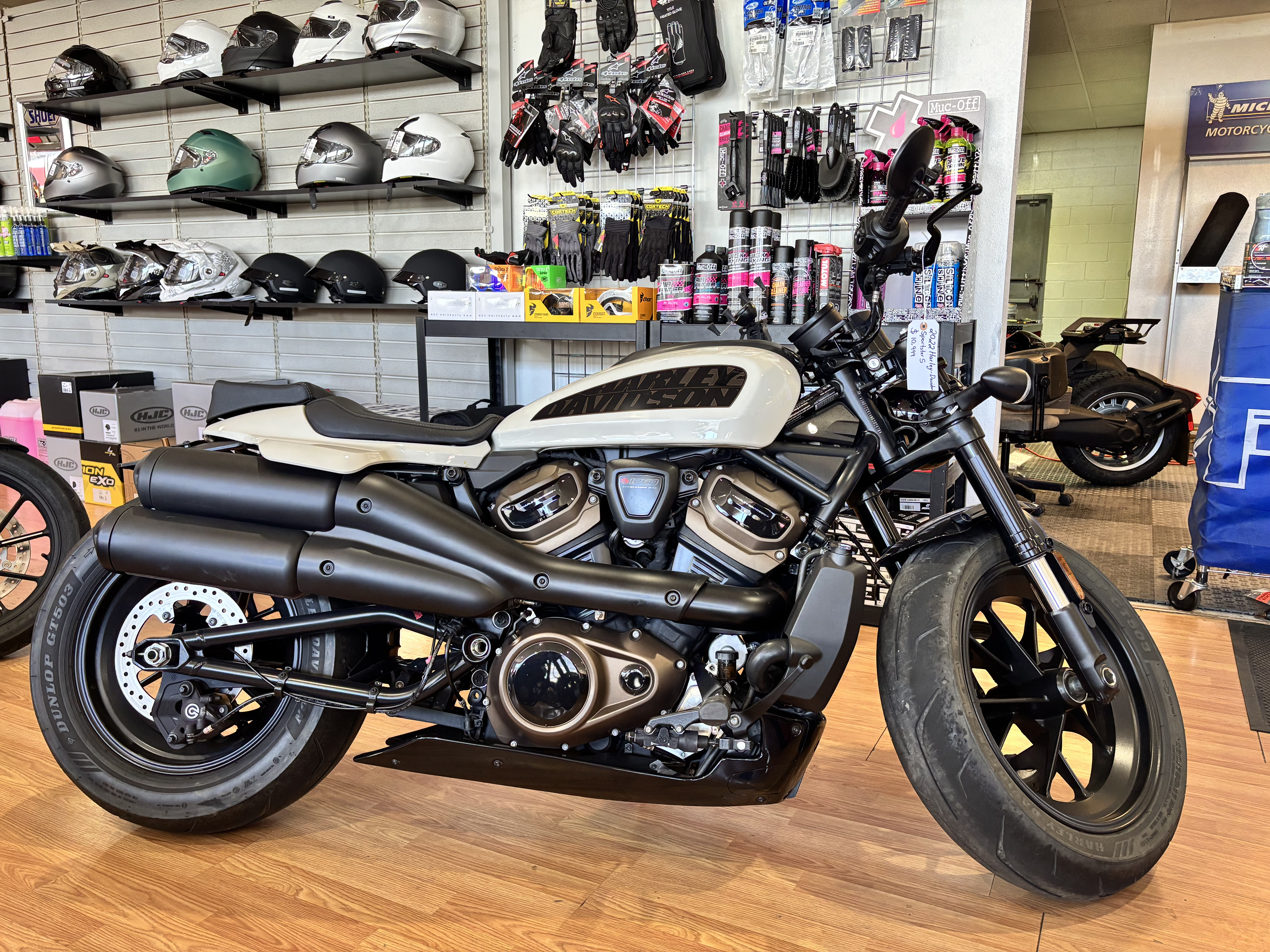 。 17,394 Moto Barcelona Stock Photos, High-Res Pictures, and