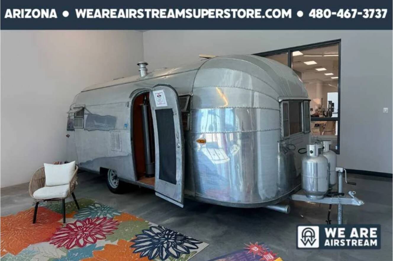 A photo of this 1952 Airstream FLYING CLOUD 22