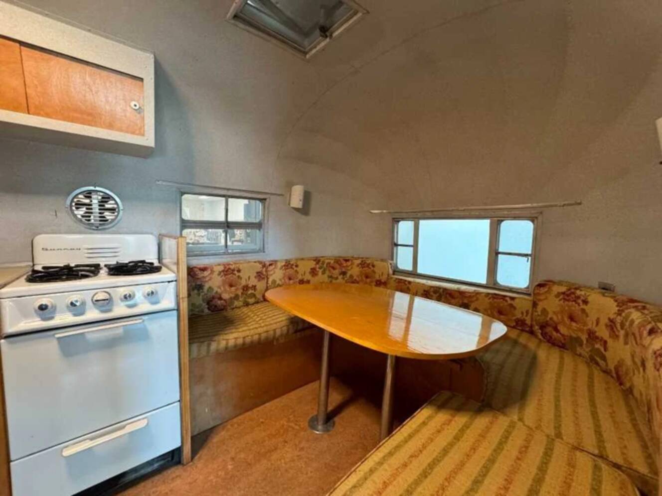 A photo of this 1952 Airstream FLYING CLOUD 22