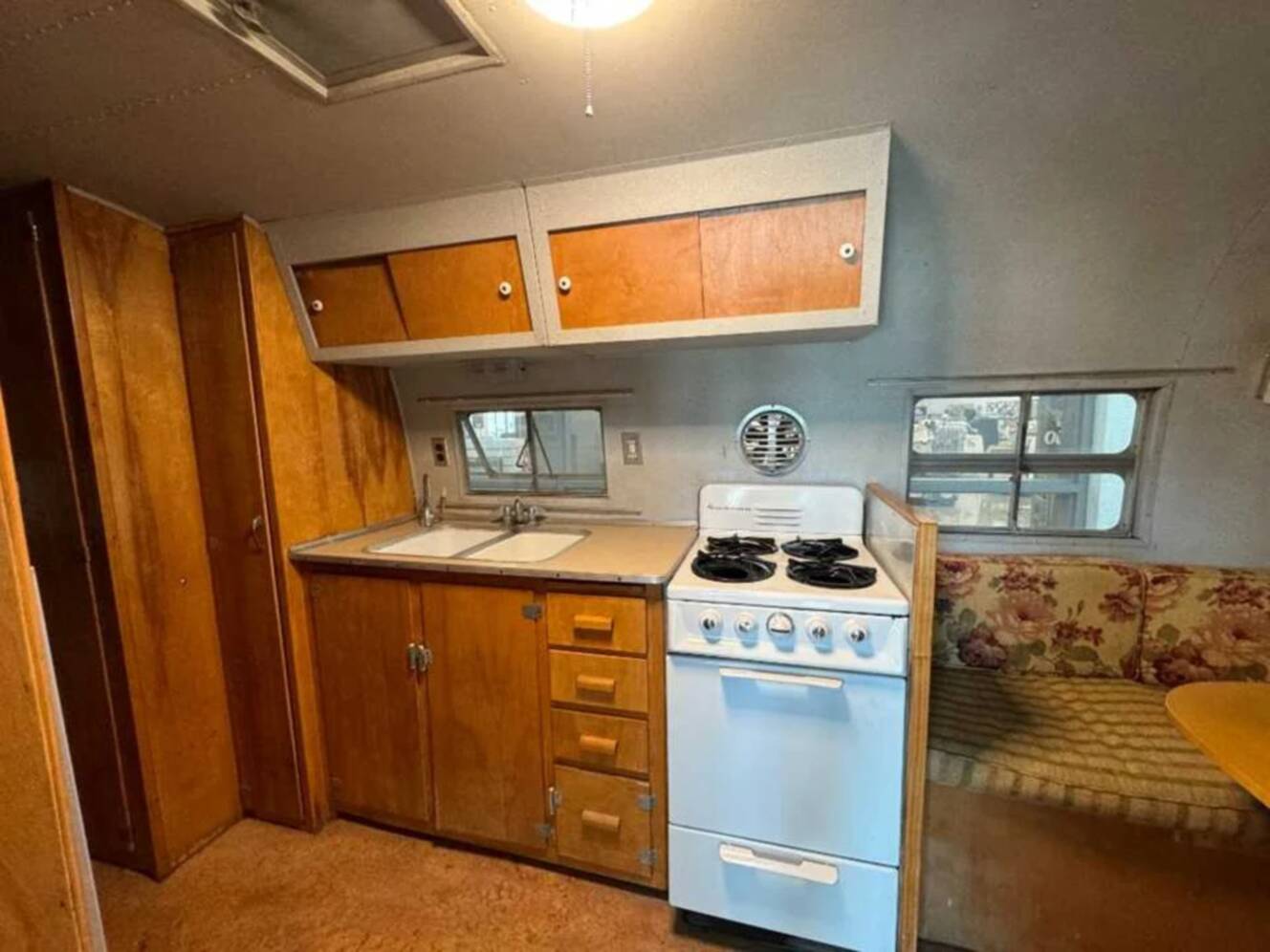 A photo of this 1952 Airstream FLYING CLOUD 22