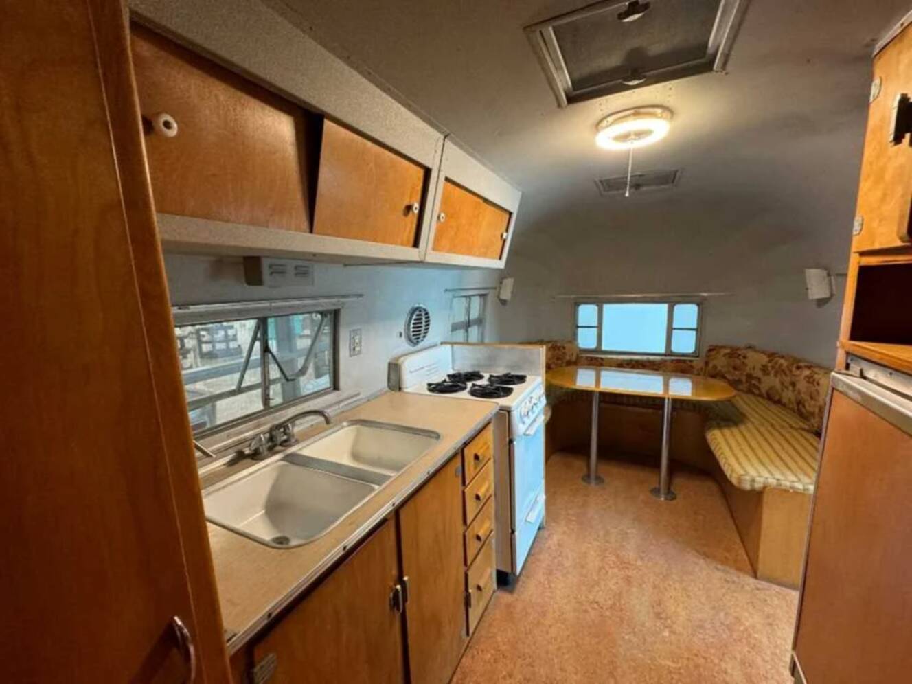 A photo of this 1952 Airstream FLYING CLOUD 22