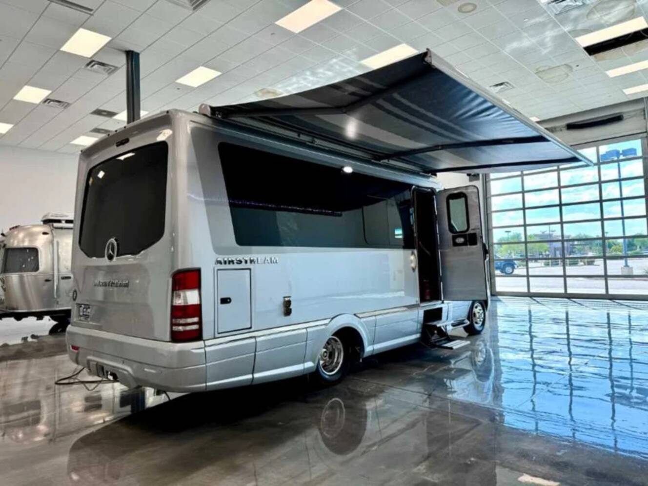 A photo of this 2021 Airstream ATLAS Murphy Suite
