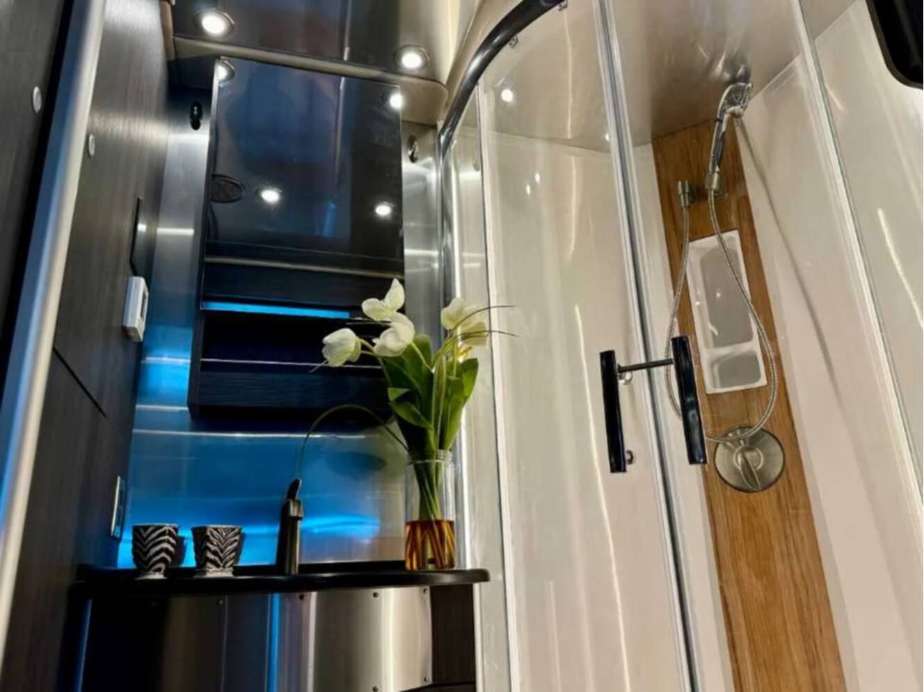 A photo of this 2021 Airstream ATLAS Murphy Suite