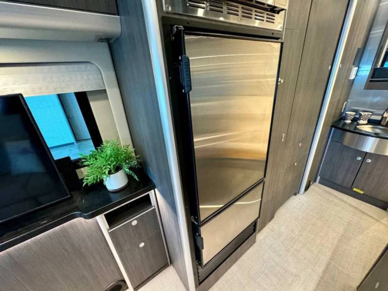 A photo of this 2021 Airstream ATLAS Murphy Suite