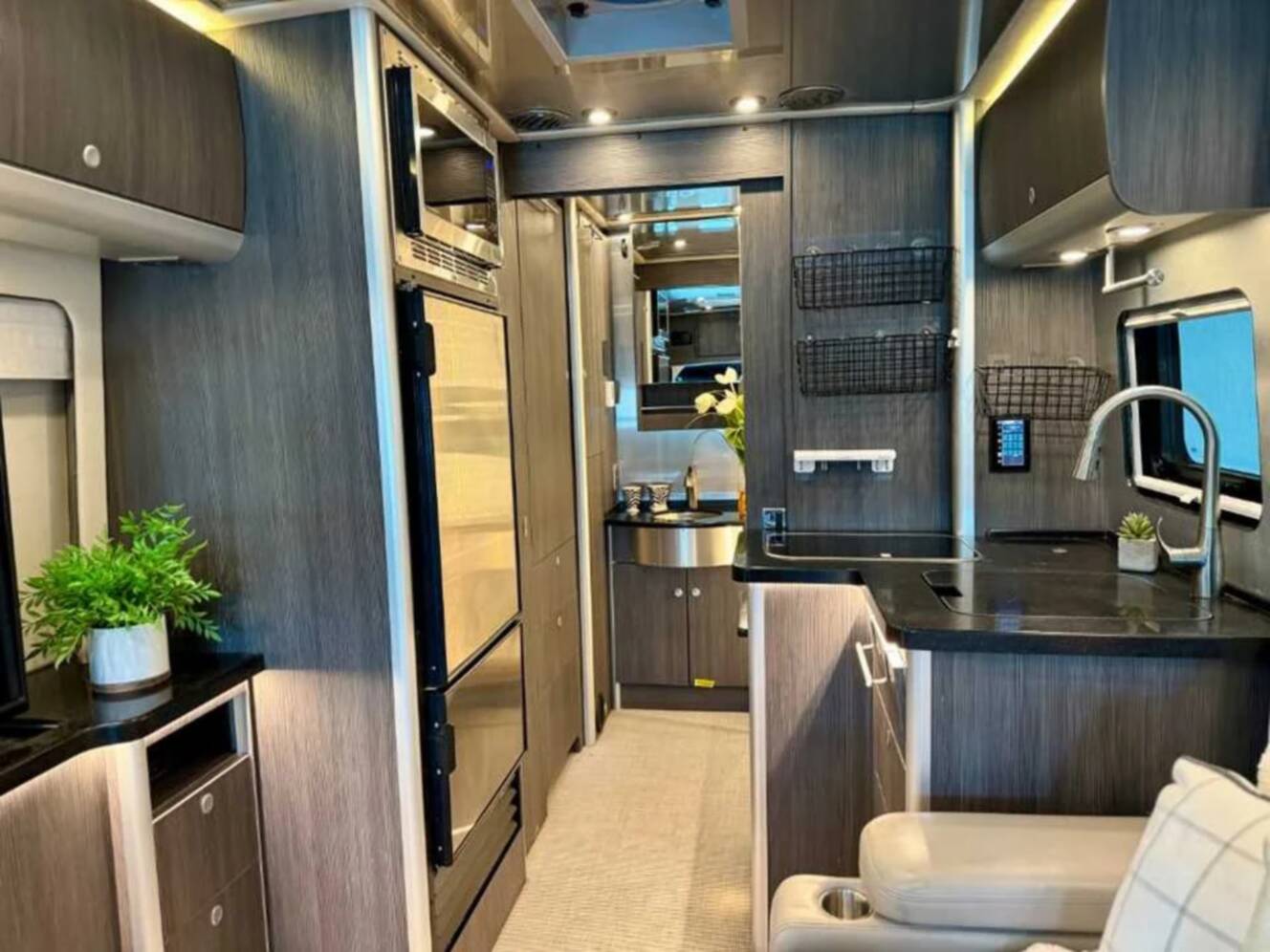 A photo of this 2021 Airstream ATLAS Murphy Suite