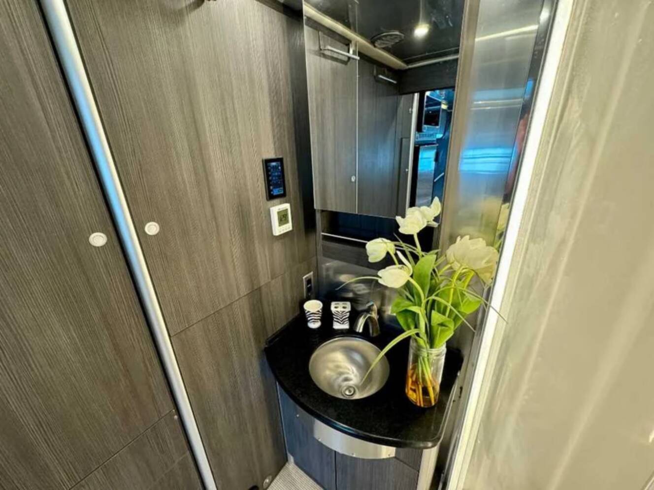 A photo of this 2021 Airstream ATLAS Murphy Suite