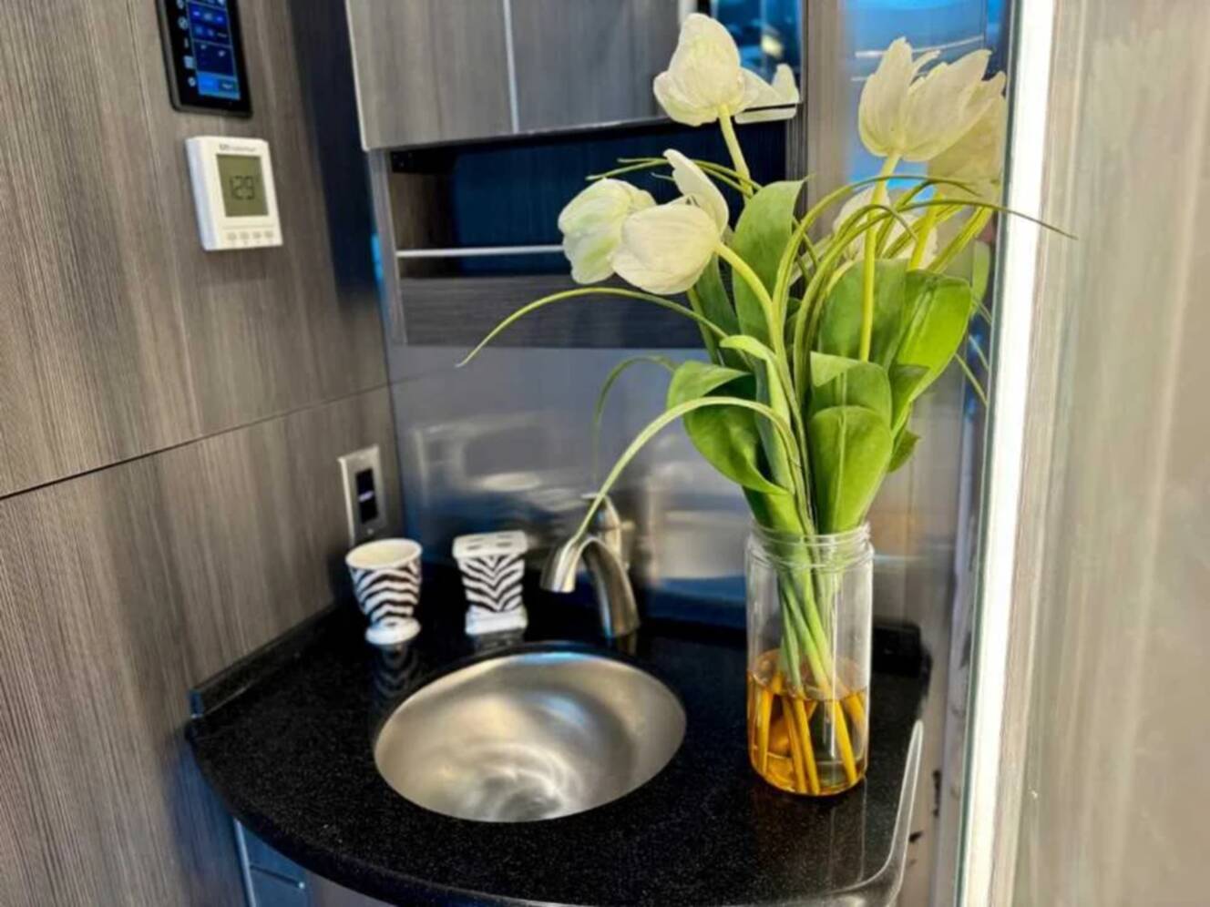 A photo of this 2021 Airstream ATLAS Murphy Suite
