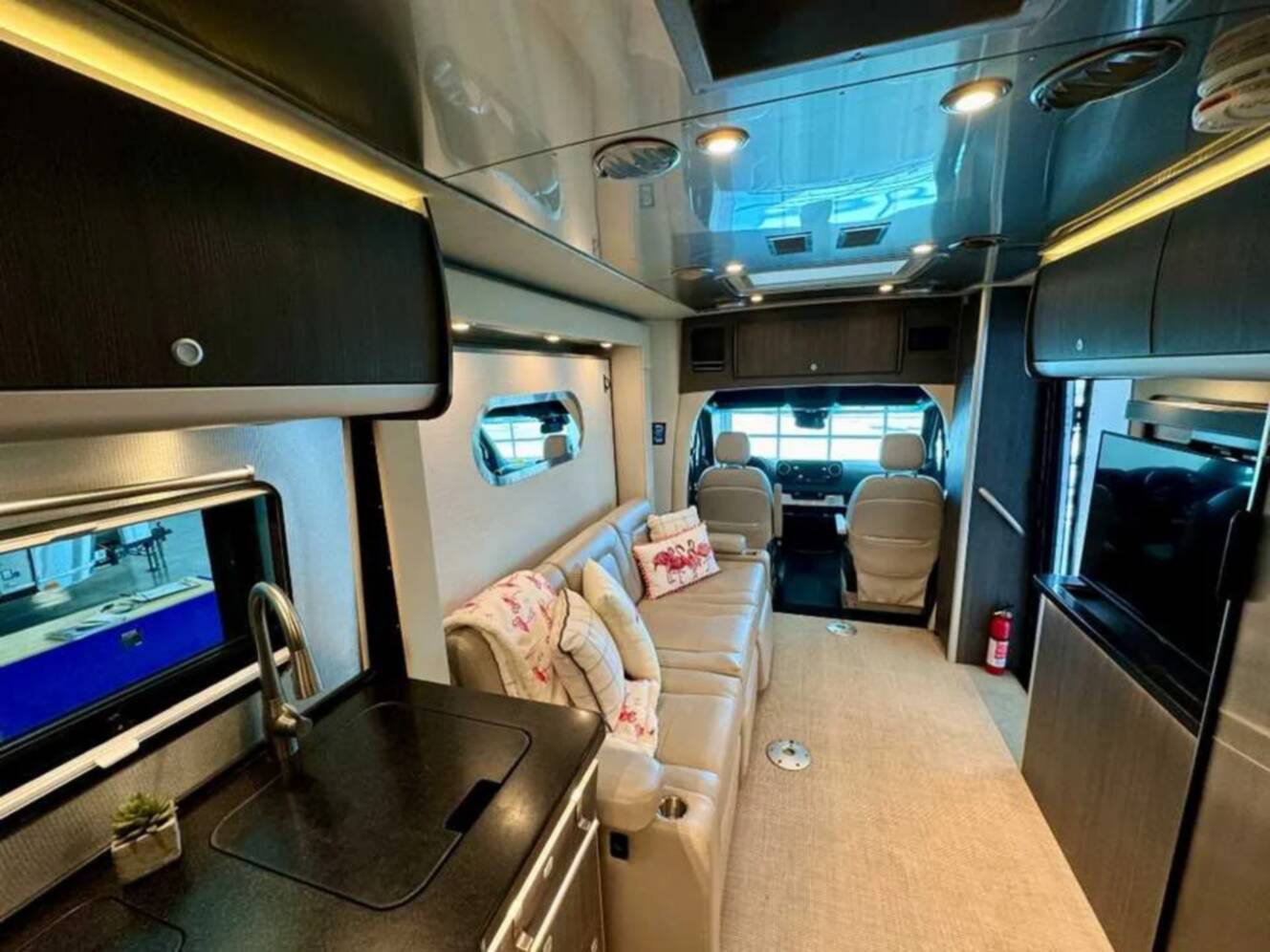 A photo of this 2021 Airstream ATLAS Murphy Suite