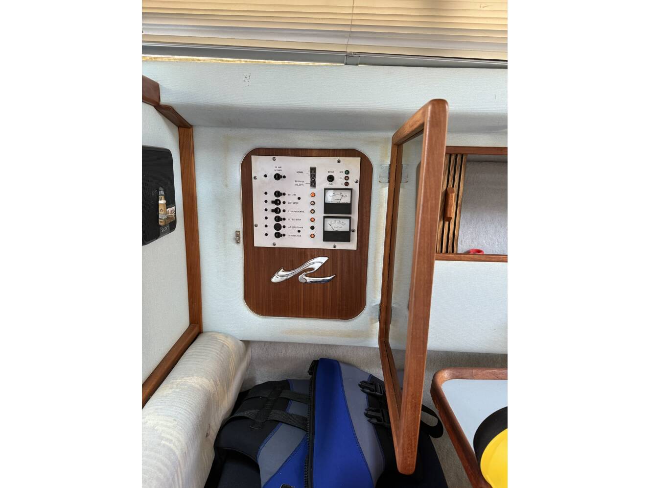 A photo of this 1987 Sea Ray 300 Sundancer