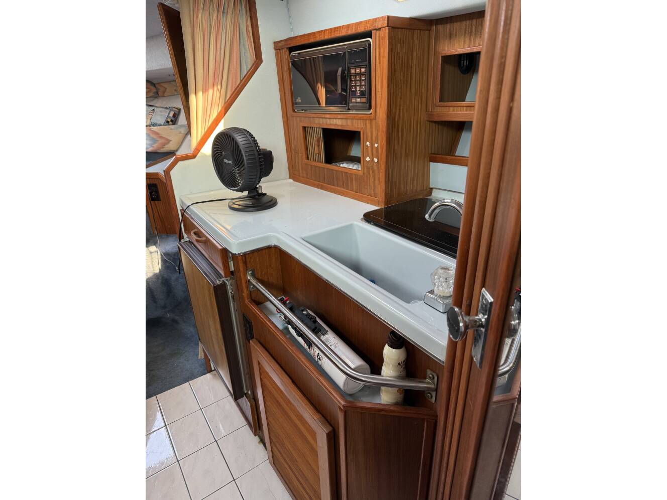 A photo of this 1987 Sea Ray 300 Sundancer
