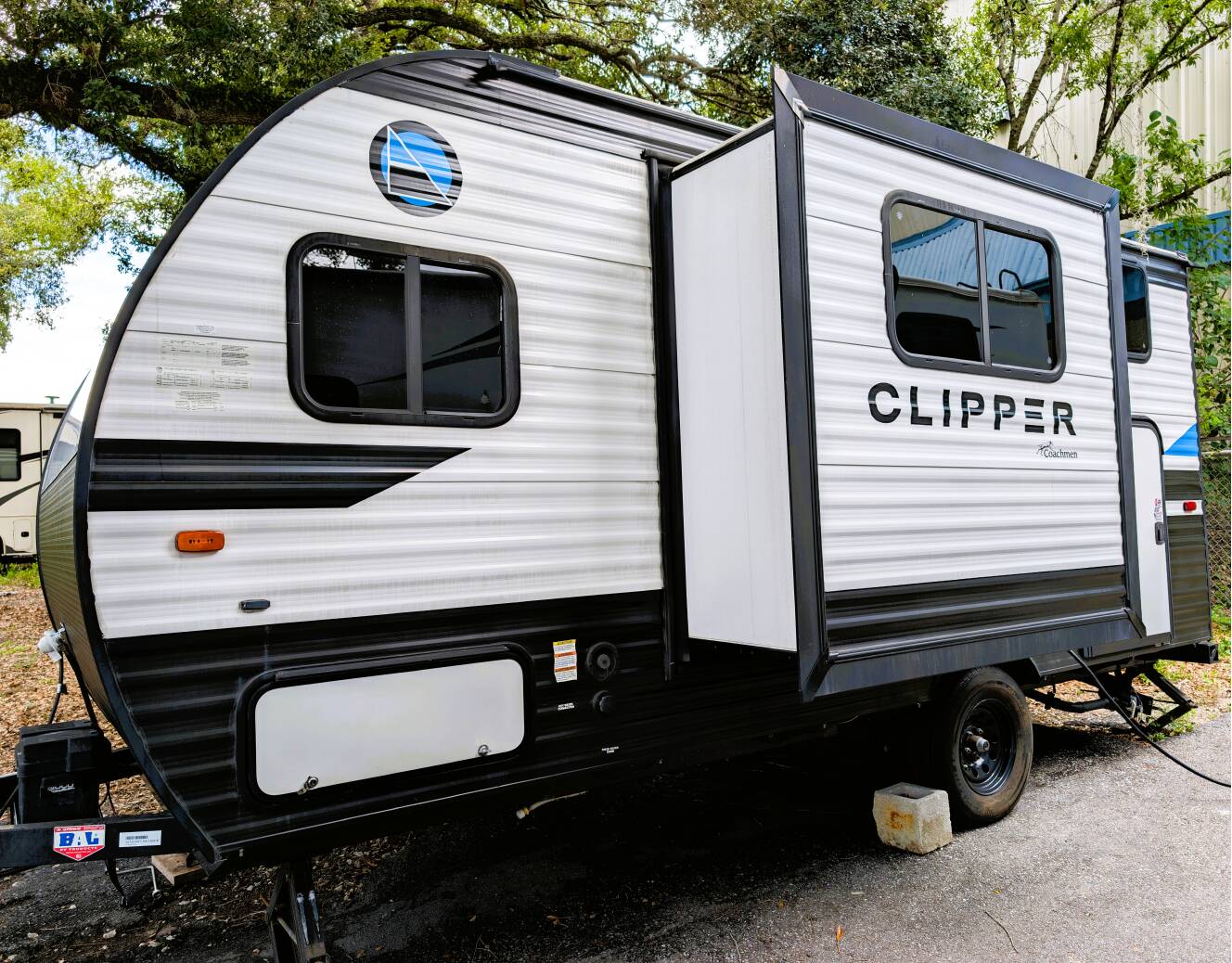 A photo of this 2021 Coachmen CLIPPER ULTRA-LITE 17BHS