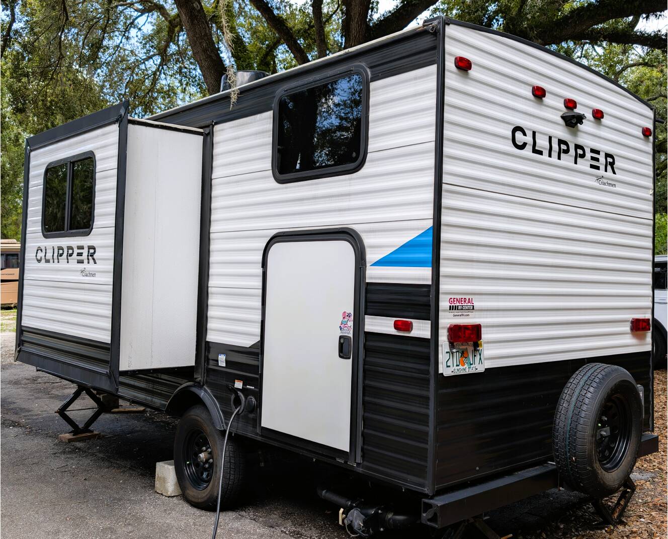 A photo of this 2021 Coachmen CLIPPER ULTRA-LITE 17BHS