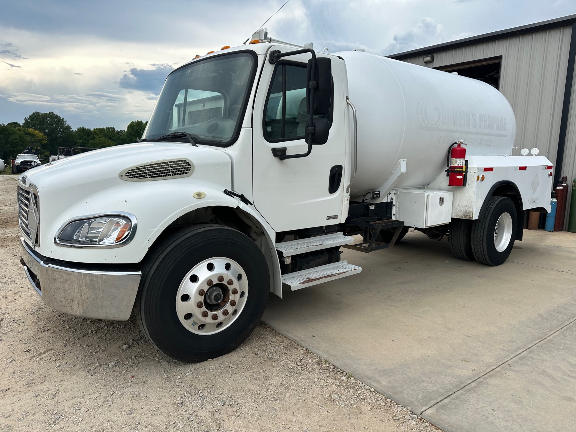2005 FREIGHTLINER BUSINESS CLASS M2 106 in Miami, FL
