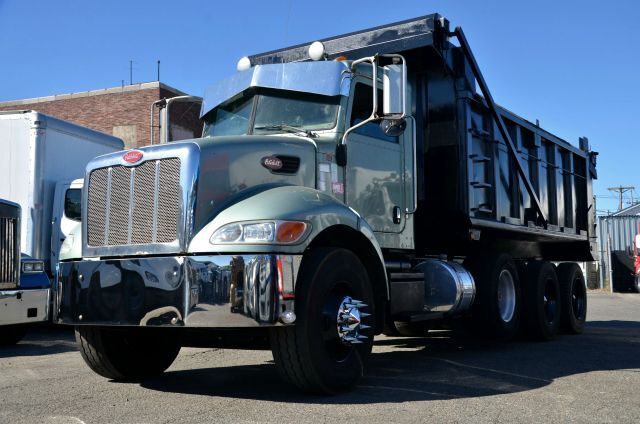 2006 Peterbilt 335 in Linden, NJ