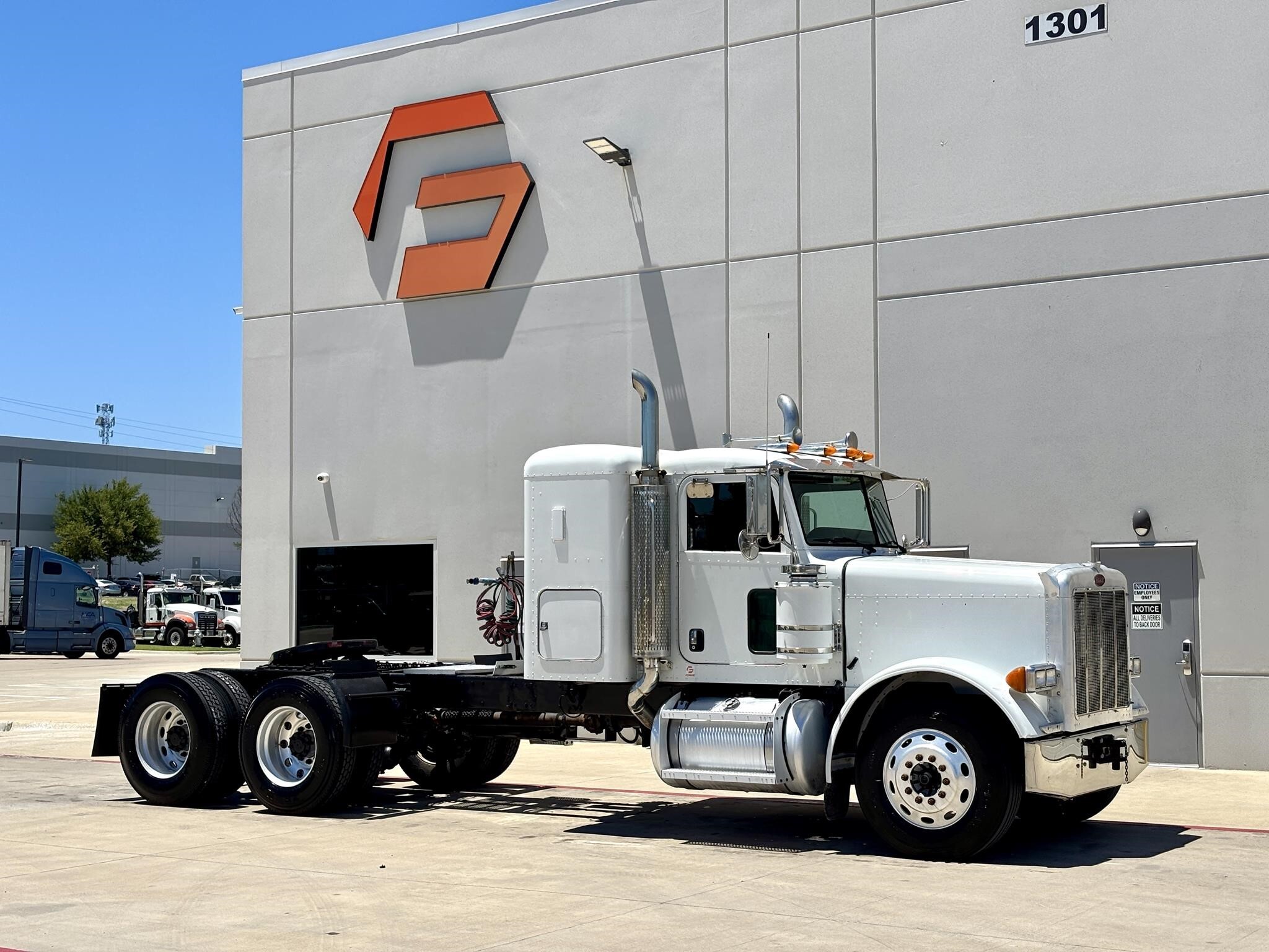 送料込み PETERBILT MODEL 379 トラクター・トレーラーセット アメリカの物流を担うピータービルトやケンワースの大型トラック
